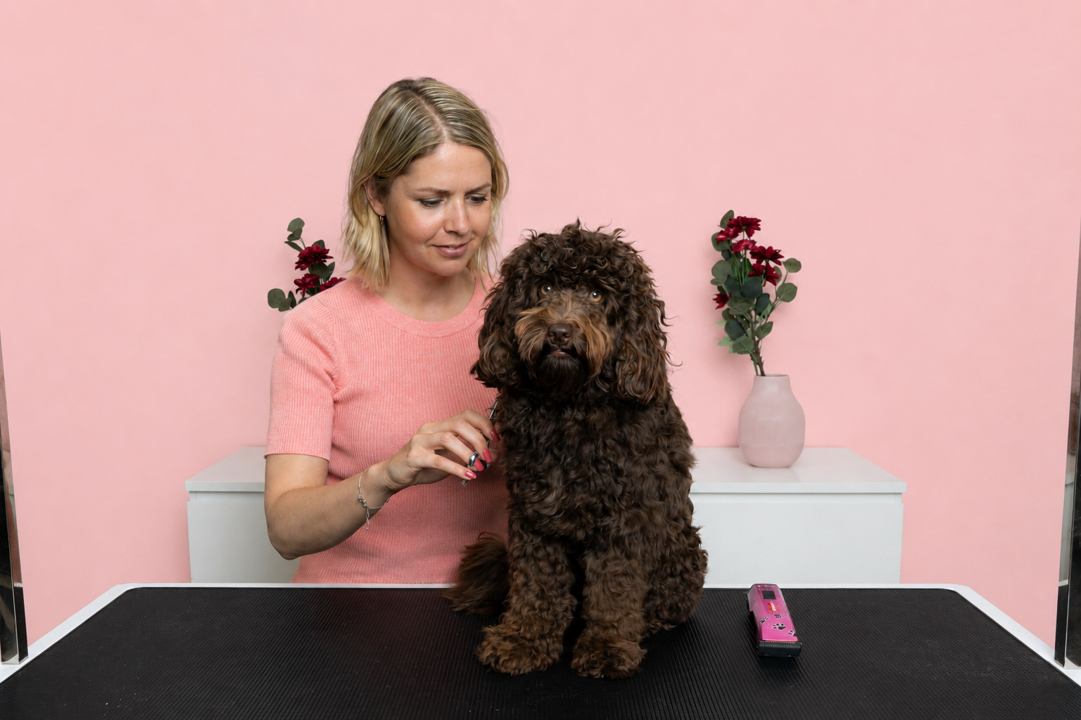 Hond krijgt professionele vachtverzorging bij WOEF! Trimsalon